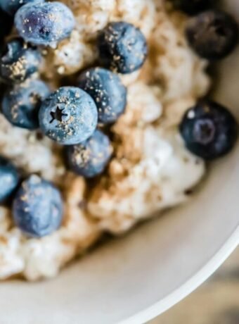 Schüssel Haferbrei bei Haferkur mit Blaubeeren und Zimt