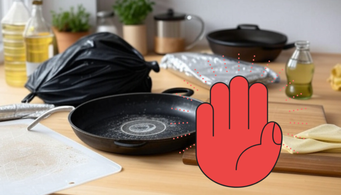 Tschüss, Giftstoffe: Schadstoffhaltige Küchenutensilien wie Pfanne, Plastikbrett auf der Arbeitsplatte