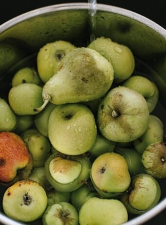Äpfel und Birnen in einer Schüssel mit Wasser Obst mit Natron waschen